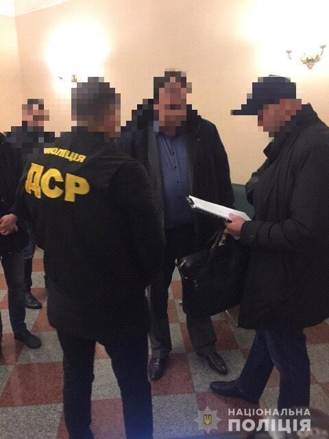 У Києві поліція затримала посадовця Секретаріату Кабінету Мінстрів з хабарем у два мільйона гривень