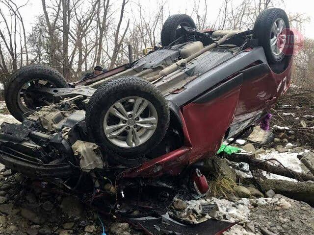 На Прикарпатті автівка злетіла з мосту, постраждали діти (фото)
