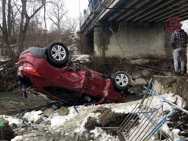 На Прикарпатті автівка злетіла з мосту, постраждали діти (фото)