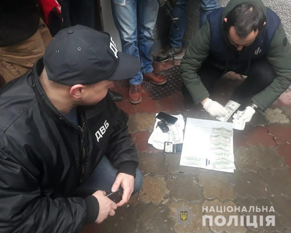 Посадовця Івано-Франківської поліції затримано на одержанні хабаря