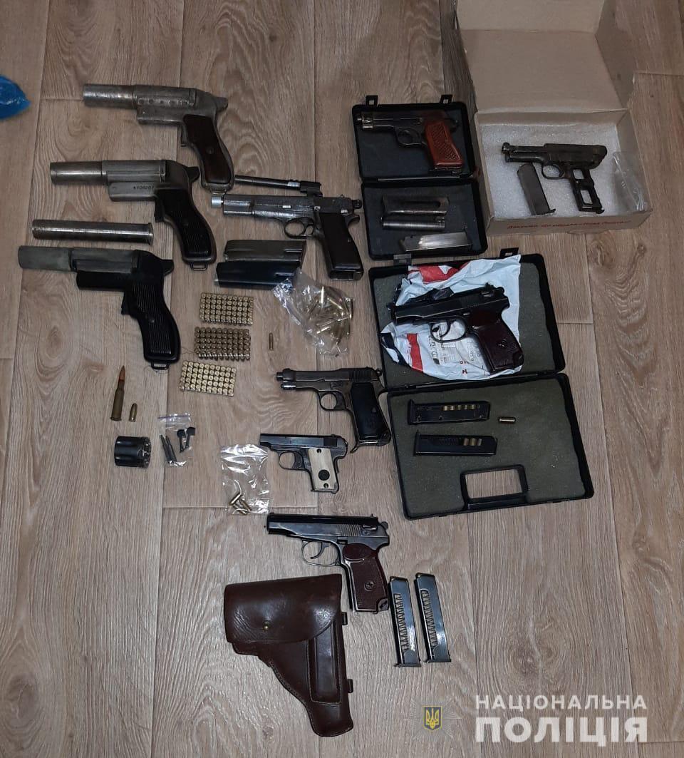 На Запоріжжі рятувальника викрили на збуті зброї