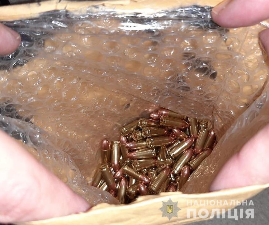 На Запоріжжі рятувальника викрили на збуті зброї