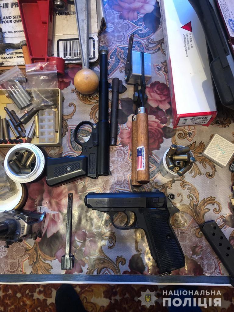 На Запоріжжі рятувальника викрили на збуті зброї