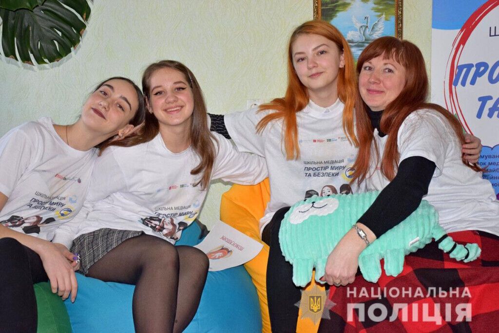Шкільна служба порозуміння: поліцейські відкрили для дітей Мар’їнки та Авдіївки дві кімнати для вирішення конфліктів