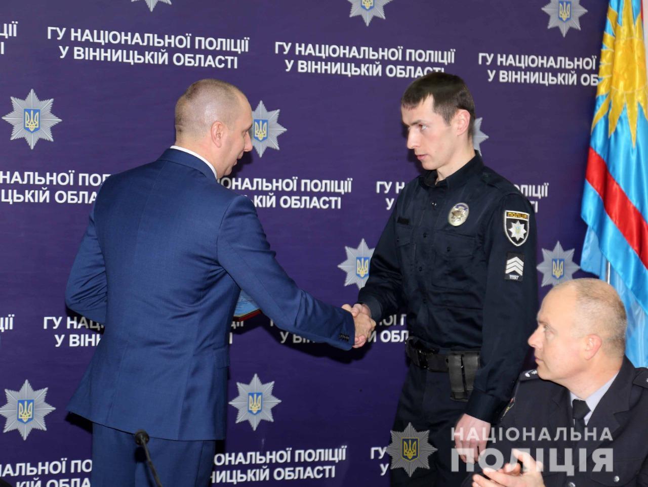 Керівник поліції Вінниччини Юрій Педос відзначив подяками патрульних поліцейських, які врятували жінку