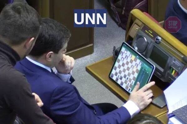 Нардеп під час розгляду закону про ринок землі грав у шахи (фото)