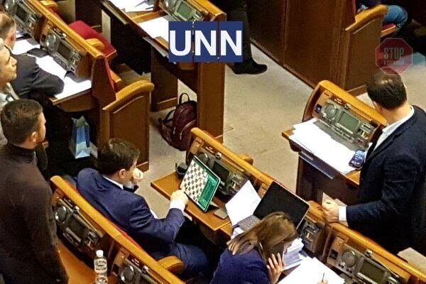 Нардеп під час розгляду закону про ринок землі грав у шахи (фото)