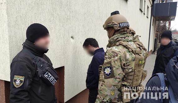 У Хмельницькому працівники поліції затримали іноземця за вимагання 20 тисяч доларів з місцевої мешканки