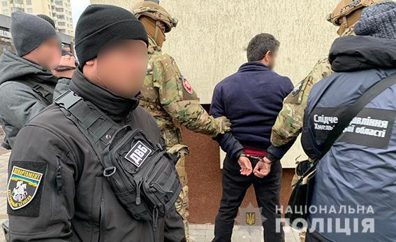 У Хмельницькому працівники поліції затримали іноземця за вимагання 20 тисяч доларів з місцевої мешканки