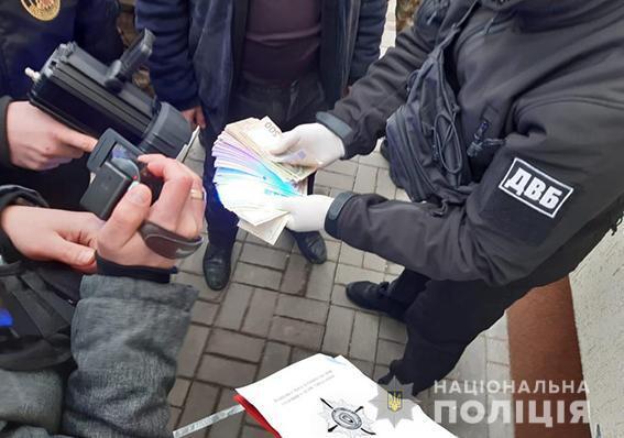 У Хмельницькому працівники поліції затримали іноземця за вимагання 20 тисяч доларів з місцевої мешканки