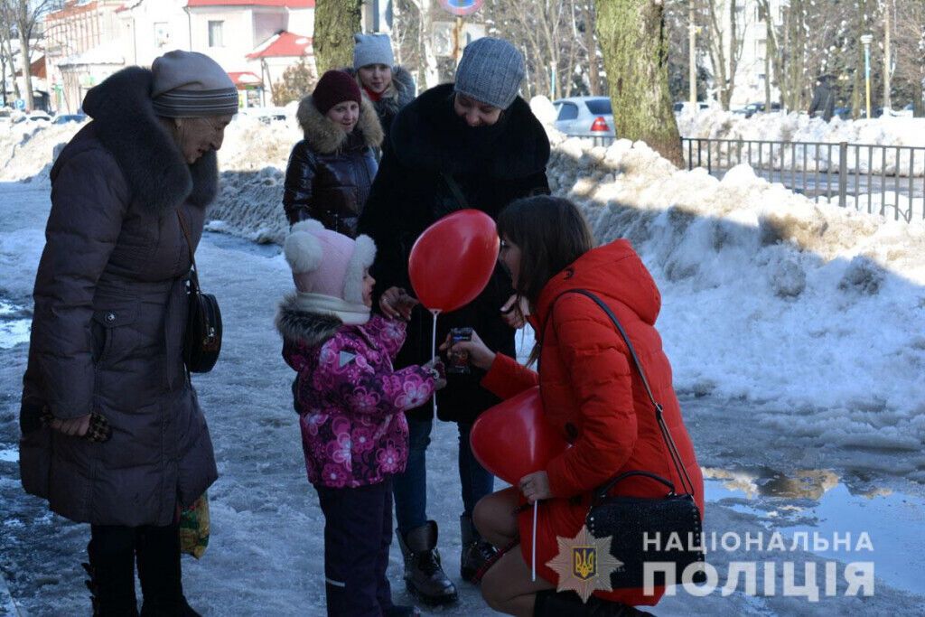 Поліцейські та лігівці вітали мешканців Волновахи із Днем закоханих