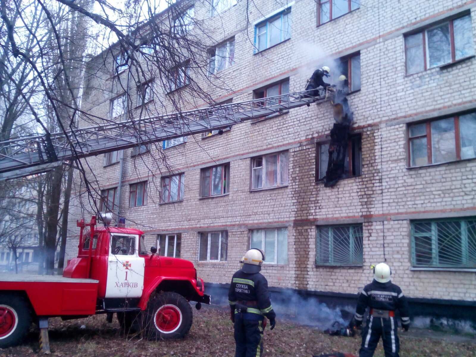 м. Харків: вогнеборцями під час гасіння пожежі у 5-поверховому студентському гуртожитку було евакуйовано 52 чоловіка