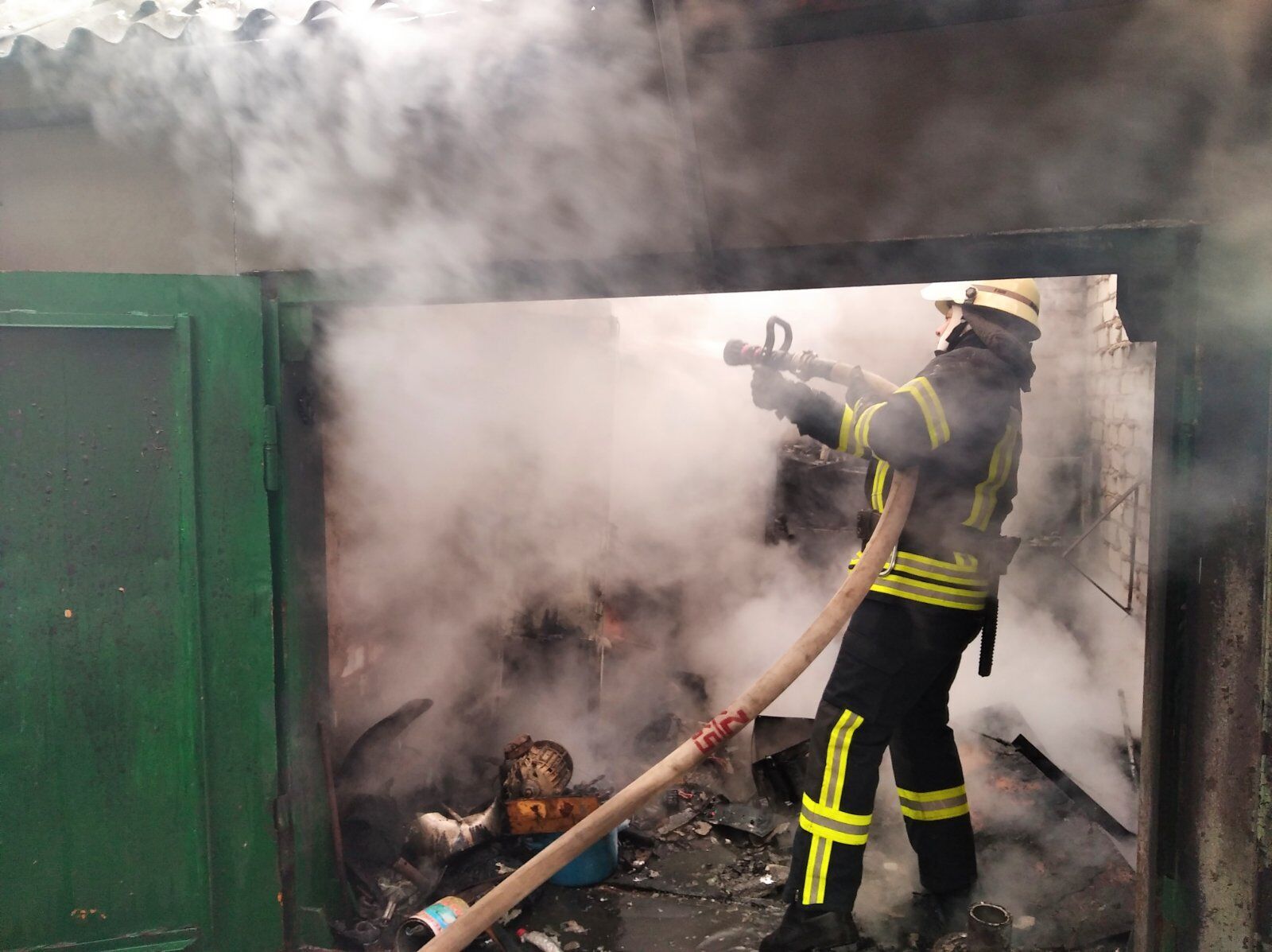 Луганська область: рятувальники ліквідували загоряння даху господарчої споруди