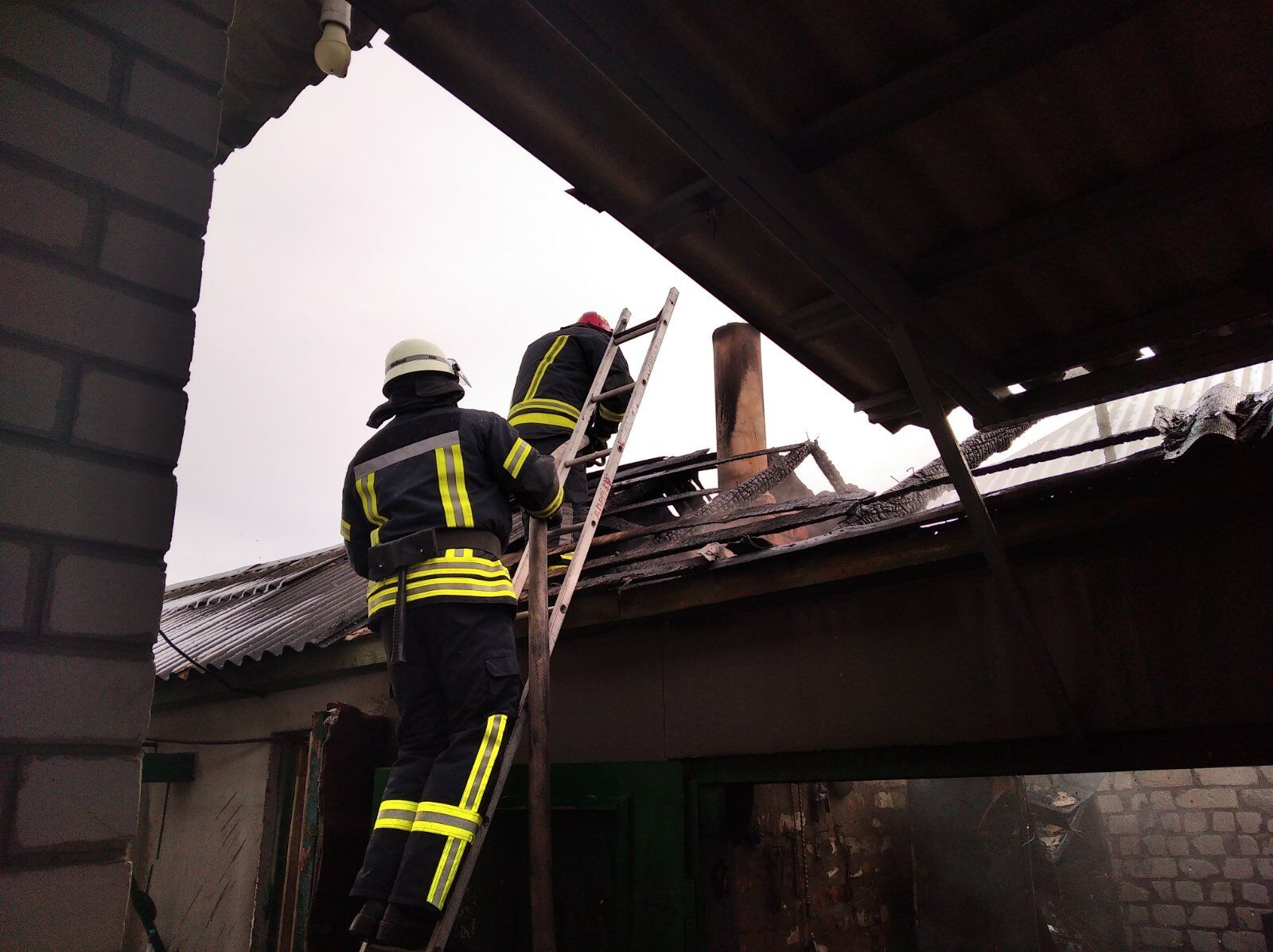 Луганська область: рятувальники ліквідували загоряння даху господарчої споруди