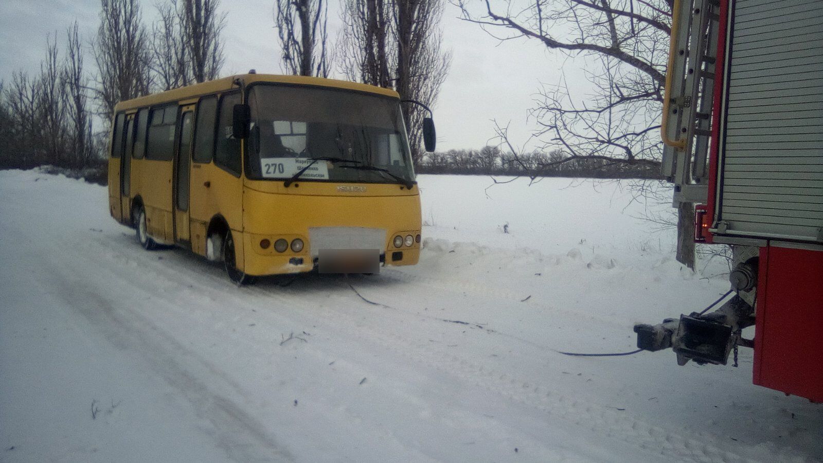 На Донеччині рятувальники допомогли водію рейсового автобуса повернутися на проїжджу частину дороги
