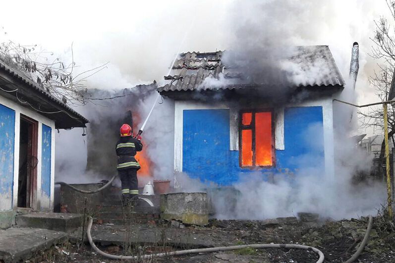На Хмельниччині вогнеборці оперативно ліквідували пожежу житлового будинку, не допустивши її розповсюдження