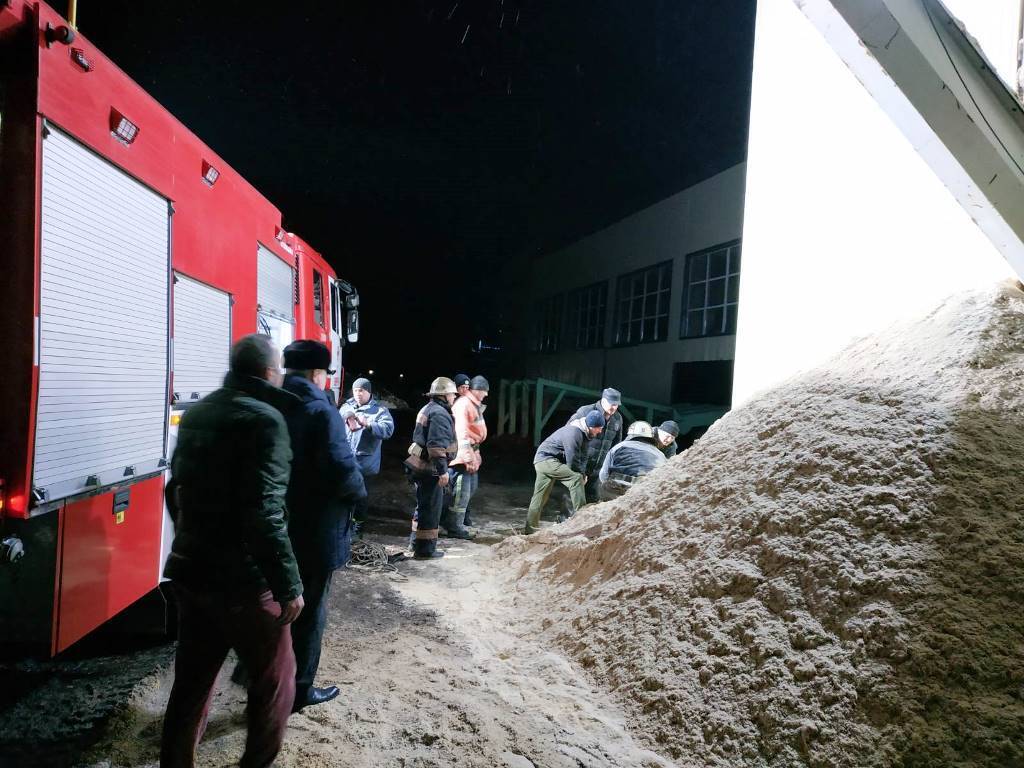 Житомирська область: рятувальники вивільнили чоловіка, якого засипало тирсою в бункері