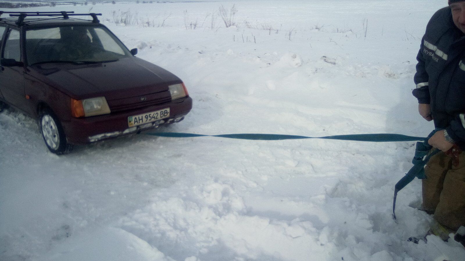 На Донеччині рятувальники чотири рази виїжджали у Нікольський район допомагати водіям та пасажирам застряглих на дорогах автомобілів та автобусів