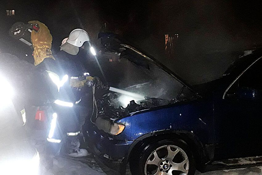 На Хмельниччині вогнеборці ліквідували пожежу в авто