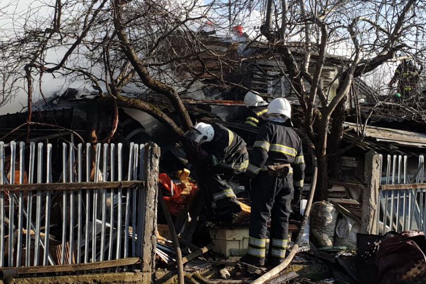 Хмельницька область: вогнеборці ліквідували пожежу в господарчій будівлі, не допустивши її поширення на житловий будинок