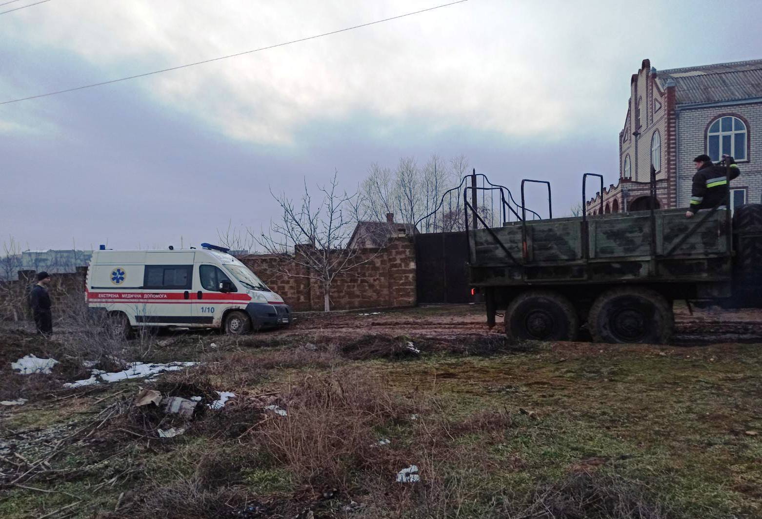 Херсонські рятувальники оперативно витягли з багнюки застряглу швидку з хворим