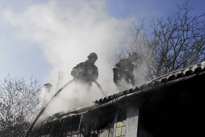 Минулої доби на Хмельниччині вогнеборцям довелося тричі приборкувати пожежі