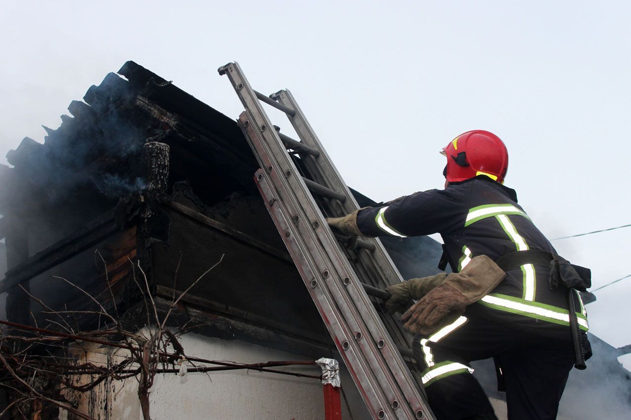 м. Хмельницький: рятувальники ліквідували пожежу автомобіля, не допустивши вибуху балону із метаном поблизу приватного житлового будинку