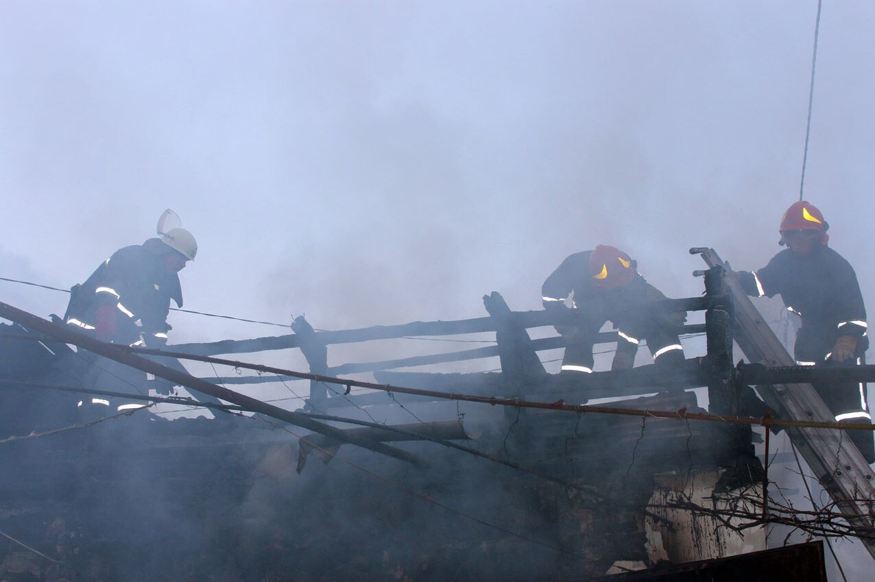 м. Хмельницький: рятувальники ліквідували пожежу автомобіля, не допустивши вибуху балону із метаном поблизу приватного житлового будинку