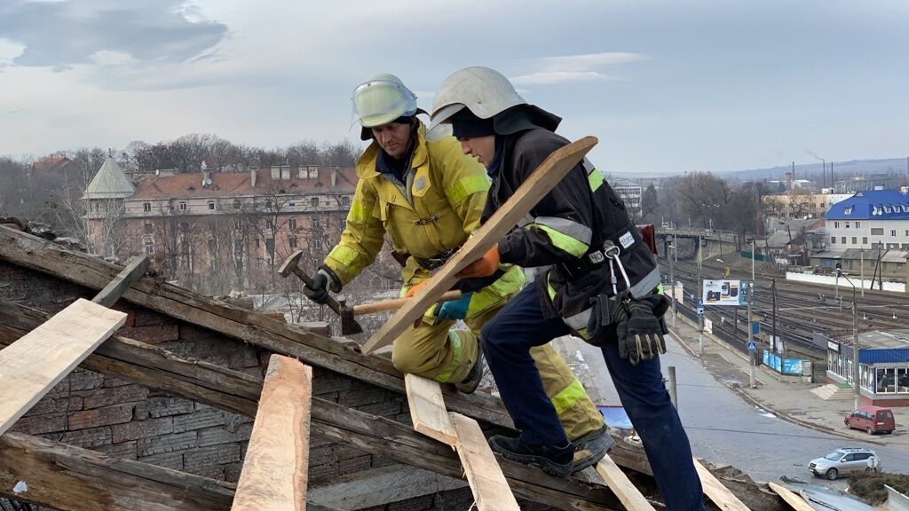 Чернівецька область: рятувальники продовжували допомагати буковинцям подолати наслідки негоди