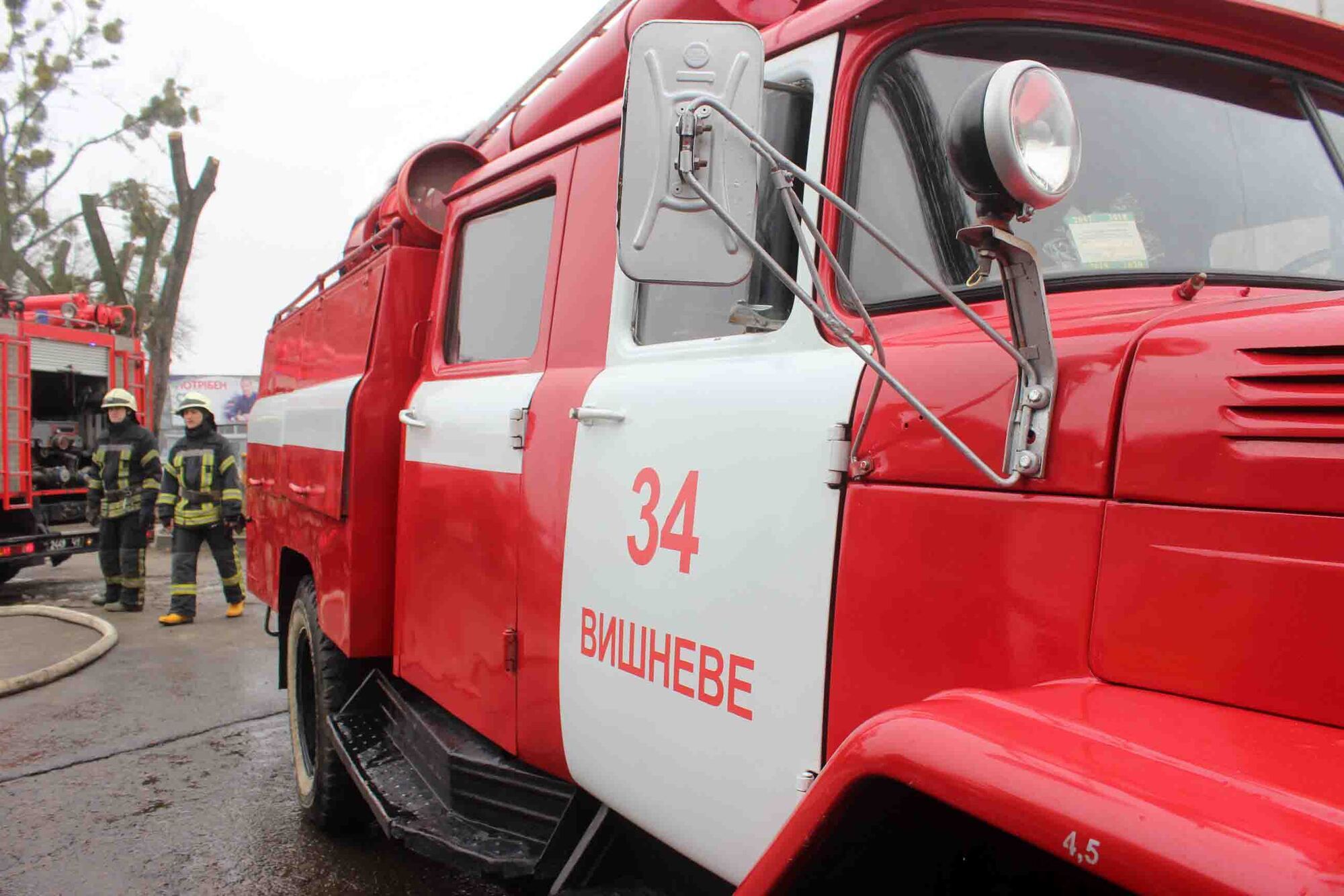 Київська область: рятувальники ліквідували загорання металевого ангару