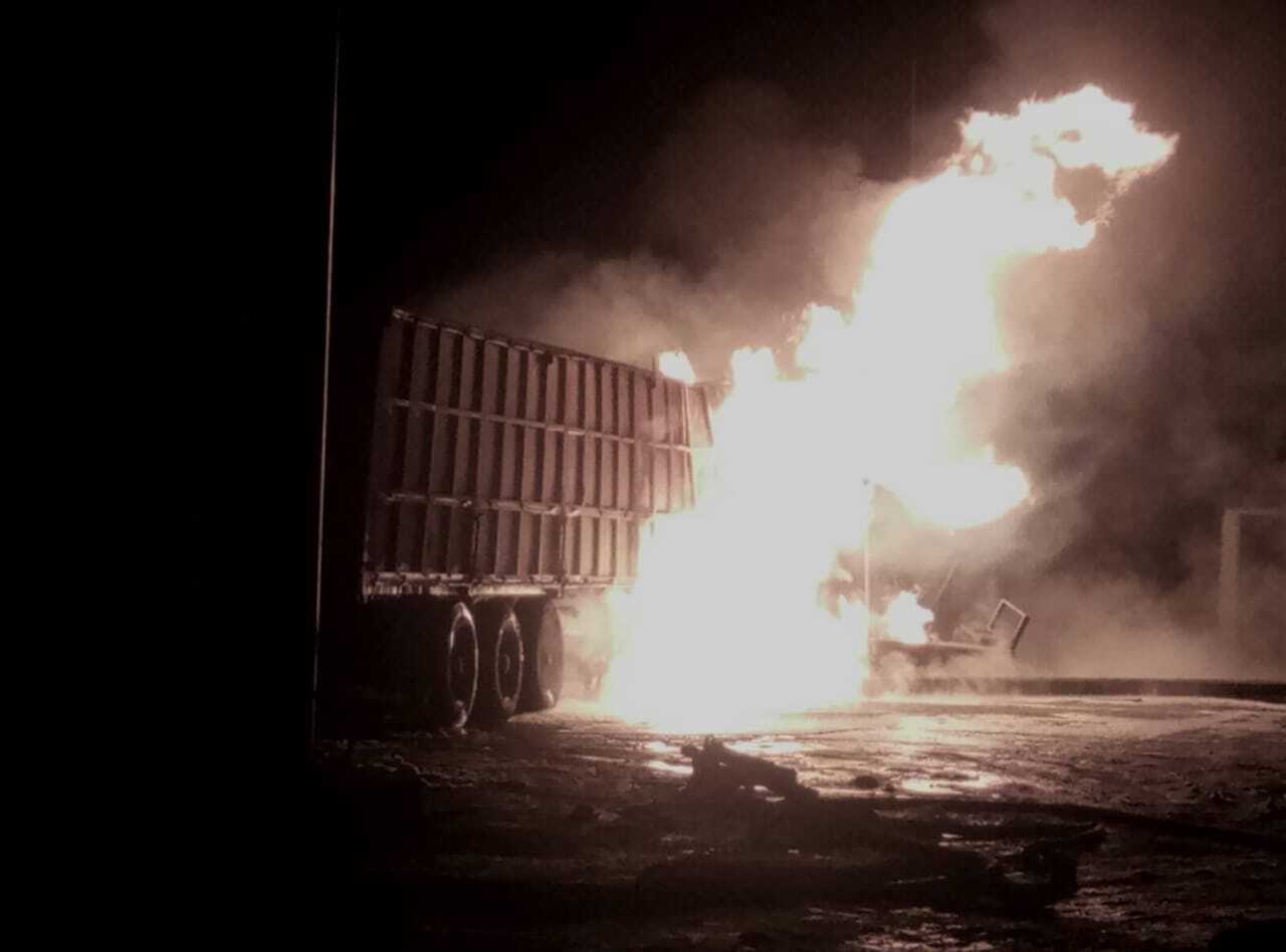 Херсонська область: вогнеборці ліквідовують пожежу вантажного автомобіля та пошкодженої ємності з газом на АЗС