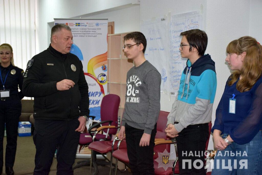 «Фабрика медіаторів» у дії: ювенальна поліція Донеччини створює шкільні служби порозуміння