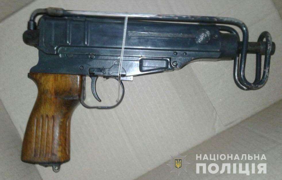 Поліцейські Прикарпаття вилучили зброю в організатора нарколабораторії