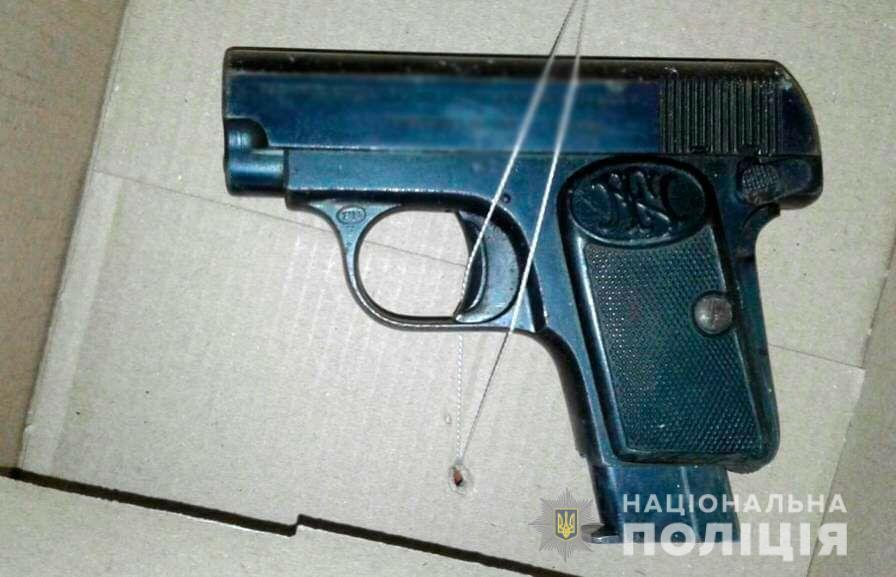 Поліцейські Прикарпаття вилучили зброю в організатора нарколабораторії