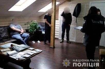 Прикарпатські поліцейські затримали зловмисників, які шахрайським шляхом викрадали гроші з платіжних терміналів