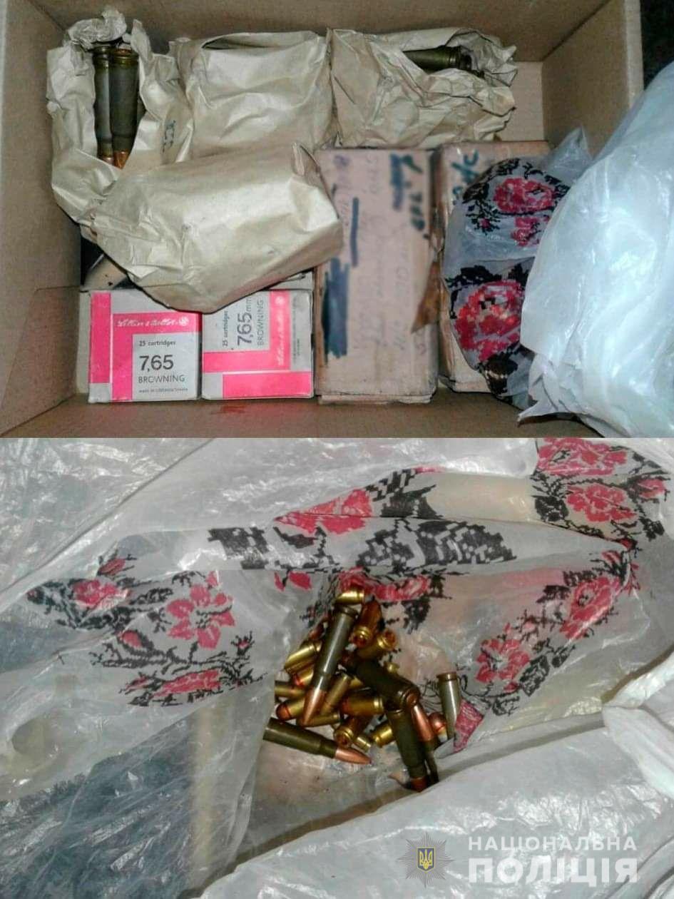 Поліцейські Прикарпаття вилучили зброю в організатора нарколабораторії