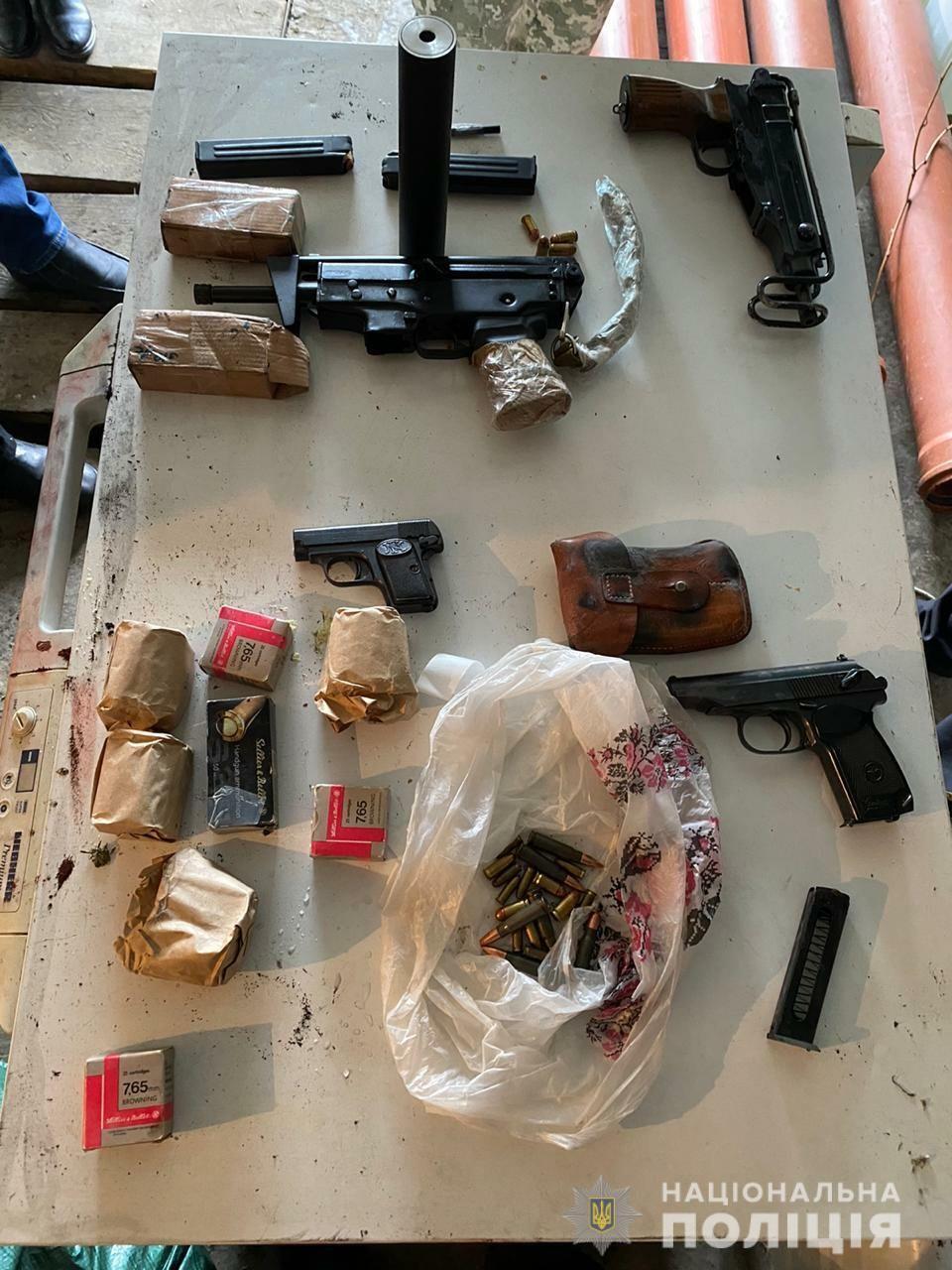 Поліцейські Прикарпаття вилучили зброю в організатора нарколабораторії