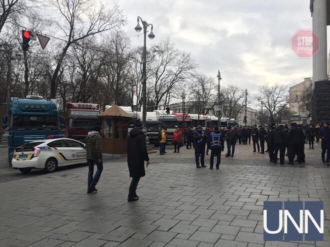 Висунули вимоги: під Кабміном протестують перевізники (фото)