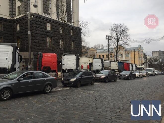 Висунули вимоги: під Кабміном протестують перевізники (фото)