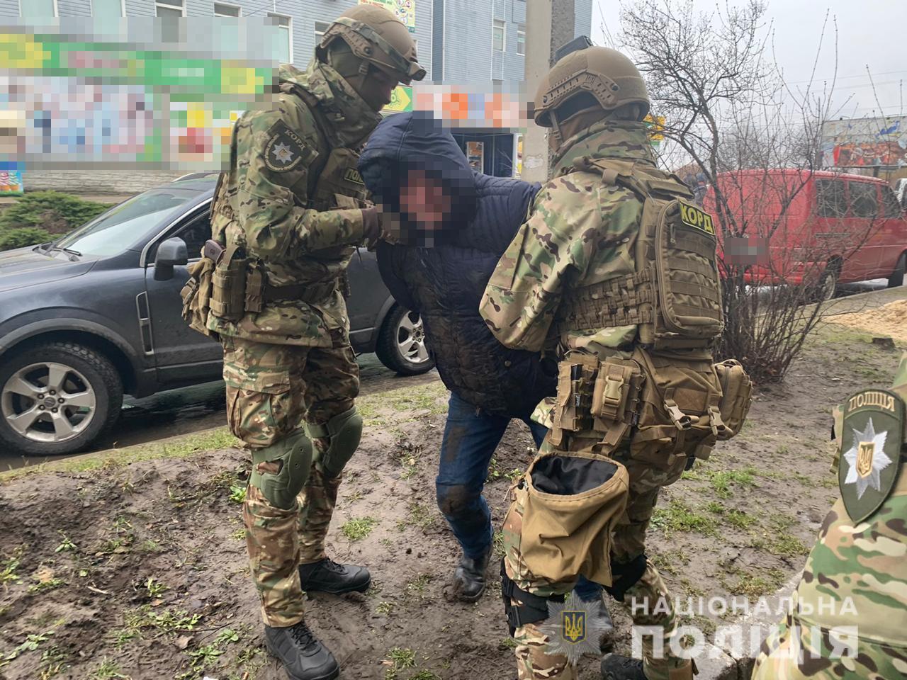 Поліція Хмельниччини затримала особу за вимагання у підприємця 300 тисяч доларів США