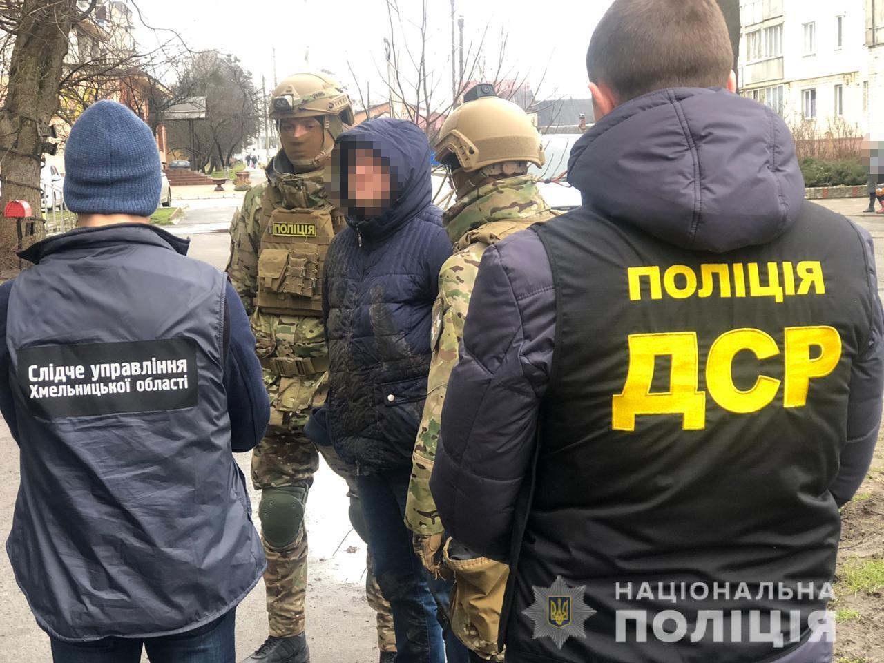 Поліція Хмельниччини затримала особу за вимагання у підприємця 300 тисяч доларів США