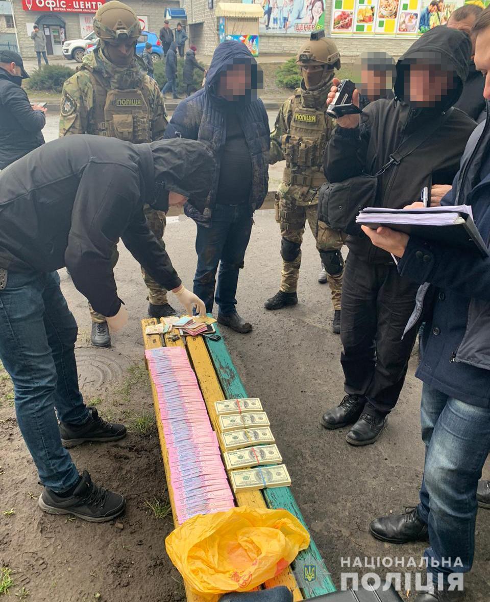 Поліція Хмельниччини затримала особу за вимагання у підприємця 300 тисяч доларів США