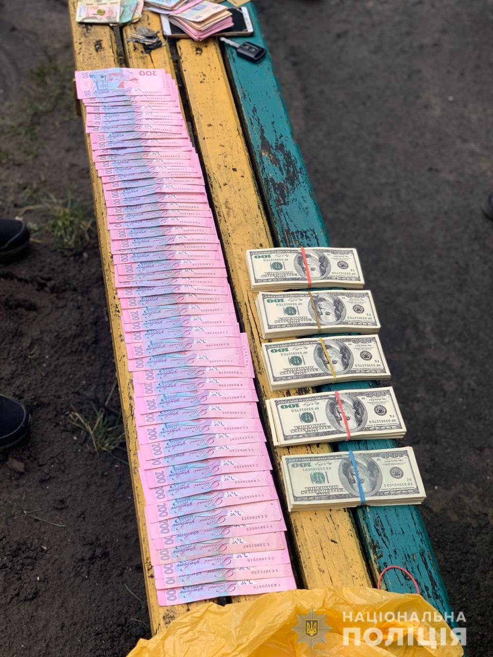 Поліція Хмельниччини затримала особу за вимагання у підприємця 300 тисяч доларів США