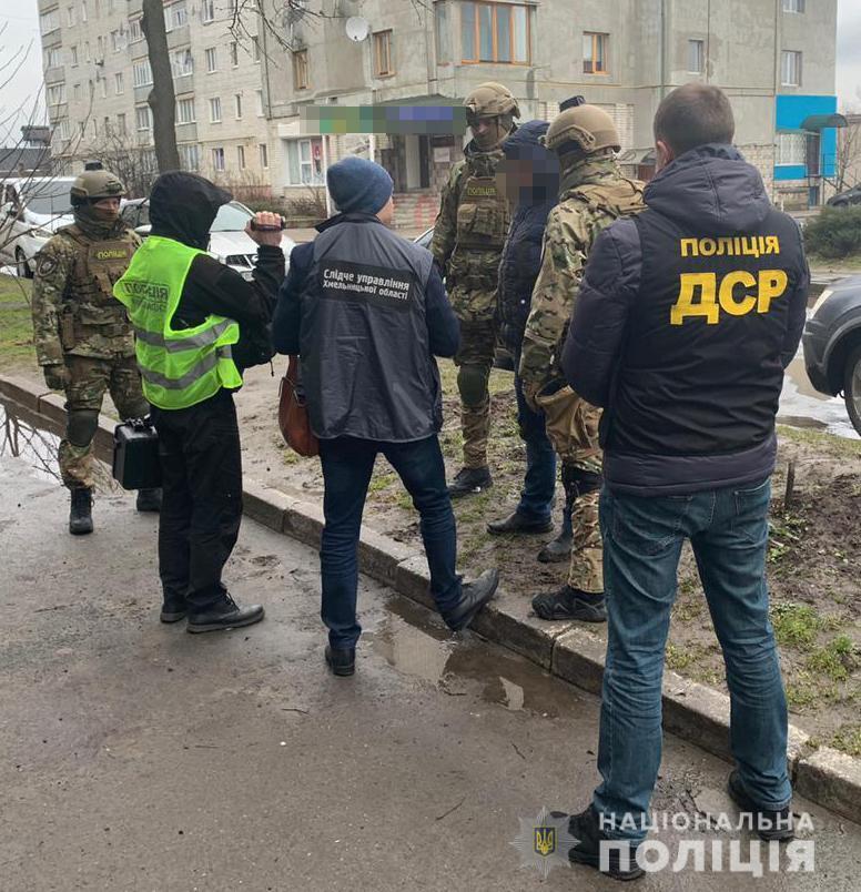 Поліція Хмельниччини затримала особу за вимагання у підприємця 300 тисяч доларів США