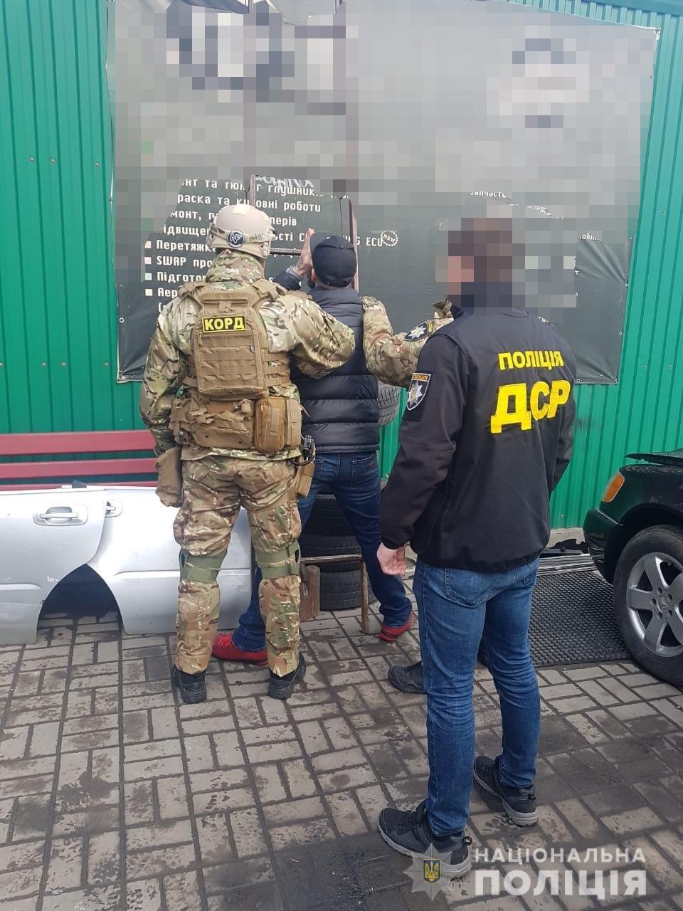 На Хмельниччині поліція затримала злочинну групу за вимагання з бізнесмена півмільйона гривень «боргу»