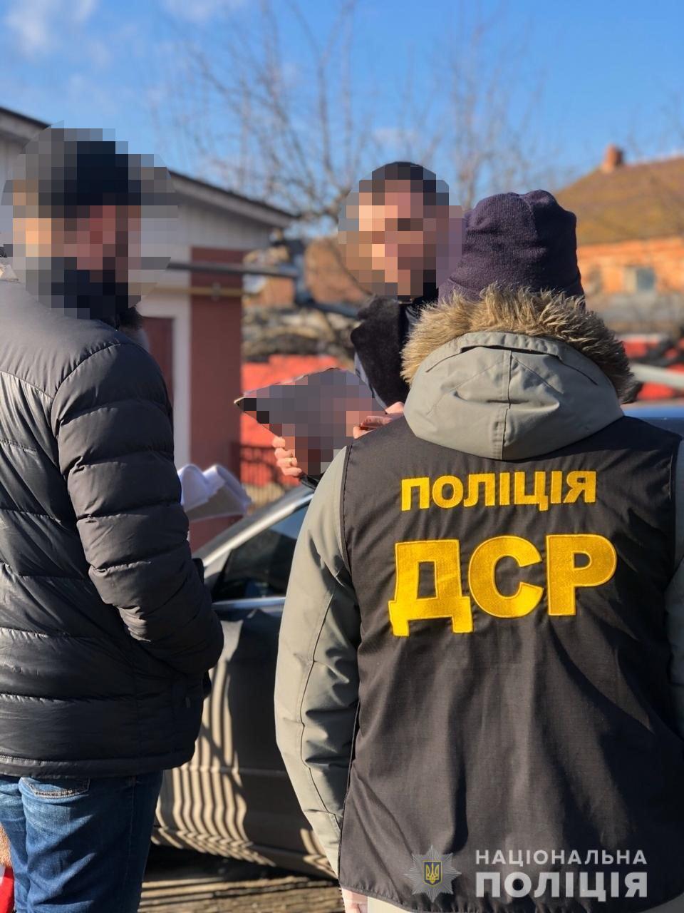 На Хмельниччині поліція затримала злочинну групу за вимагання з бізнесмена півмільйона гривень «боргу»