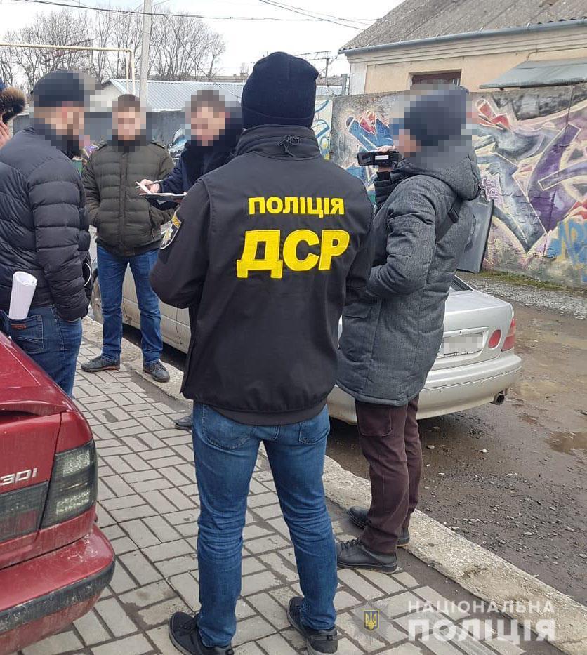 На Хмельниччині поліція затримала злочинну групу за вимагання з бізнесмена півмільйона гривень «боргу»