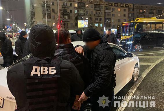 На вимаганні хабарів внутрішня безпека поліції викрила двох поліцейських у столиці та Тернополі