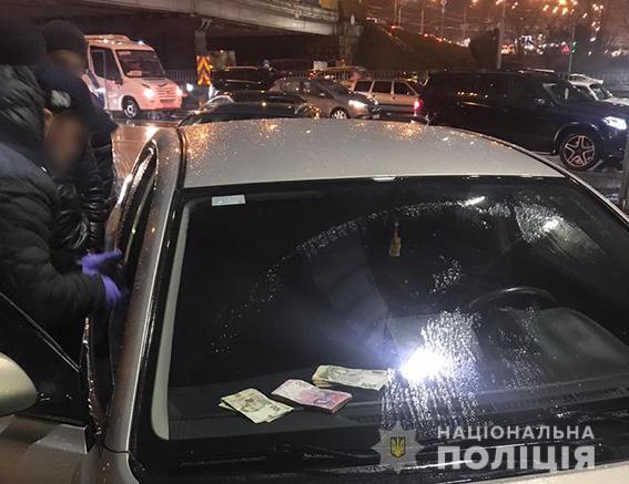 На вимаганні хабарів внутрішня безпека поліції викрила двох поліцейських у столиці та Тернополі