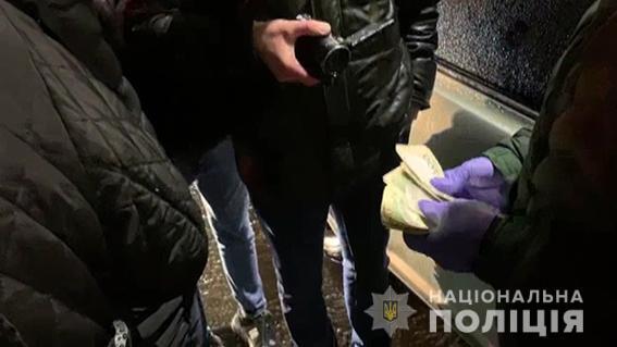 На вимаганні хабарів внутрішня безпека поліції викрила двох поліцейських у столиці та Тернополі